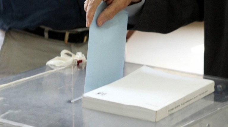 Οργή στη ΝΔ για το ΑΠΕ λόγω κρυφής δημοσκόπησης
