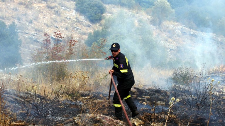 Υπό έλεγχο η φωτιά στην Καισαριάνη κοντά στο Σκοπευτήριο