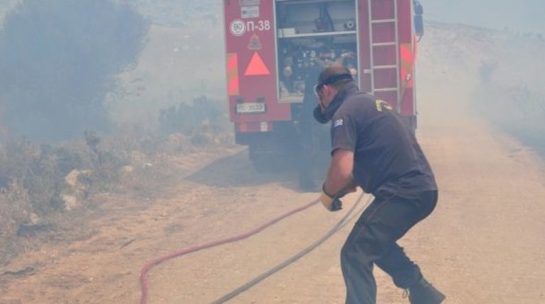 Υπό μερικό έλεγχο η φωτιά στο Μαζαράκι της Ηλείας