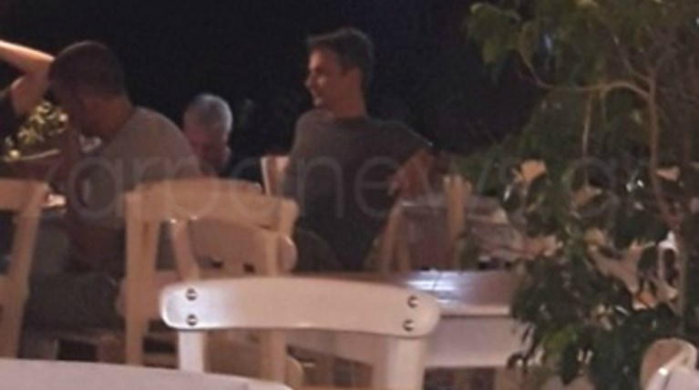 Χαλαρός με βερμούδα ο Κυριάκος στο Λουτρό Σφακίων