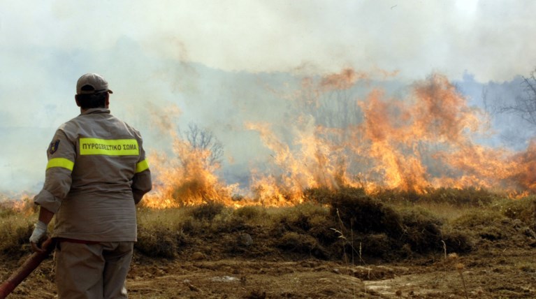 Φωτιά πριν από λίγο στα Καλύβια Αττικής