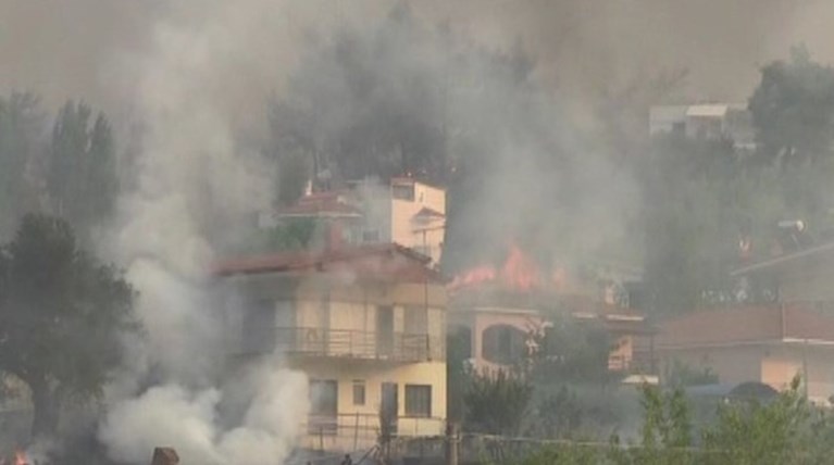 Εκτός ελέγχου η φωτιά σε Κάλαμο - Βαρνάβα: Απειλούνται σπίτια