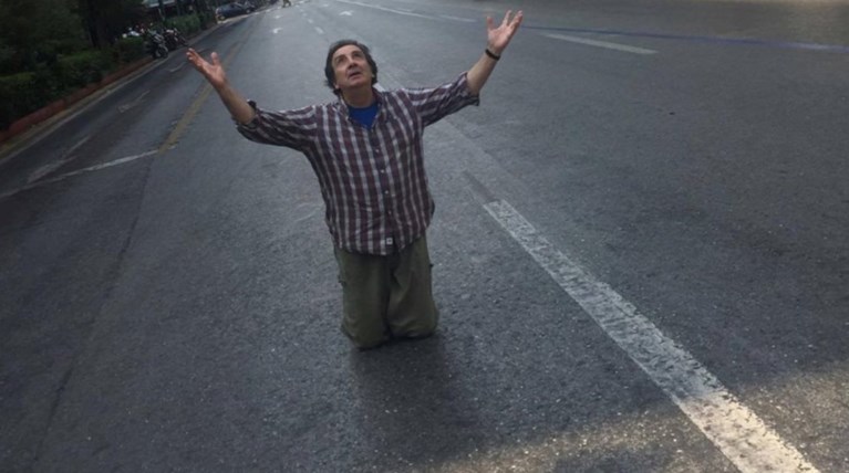 Ο Άγγελος Παπαδημητρίου "προσεύχεται" στην άδεια Αθήνα