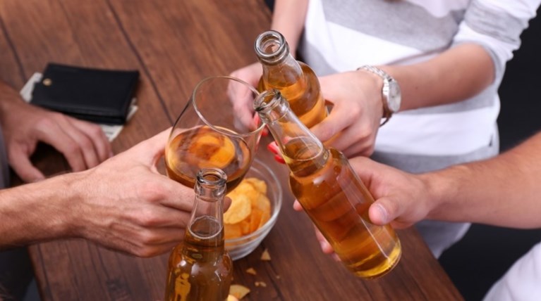 Καταναλώστε άφοβα λίγο αλκοόλ, κάνει καλό στην υγεία