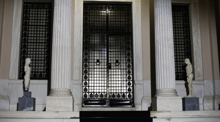 Μαξίμου σε Μητσοτάκη: Καλή επιστροφή στην ξαπλώστρα