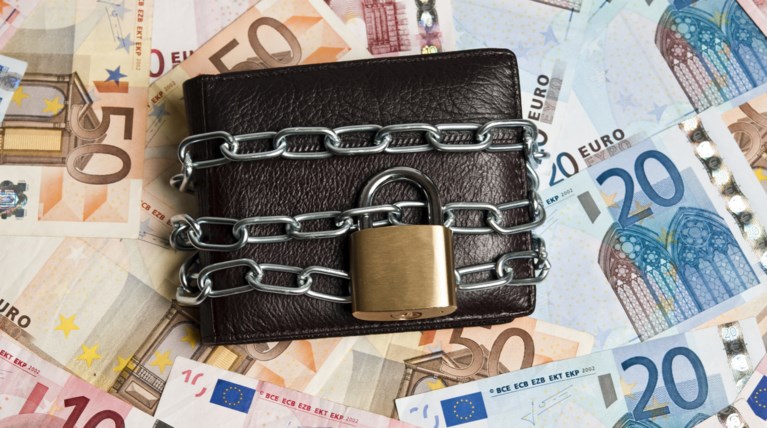 «Βροχή» οι κατασχέσεις, 761.000 ραβασάκια από την εφορία