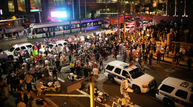 Επεισοδιακή διαδήλωση κατά του Τραμπ με πέτρες και μπουκάλια