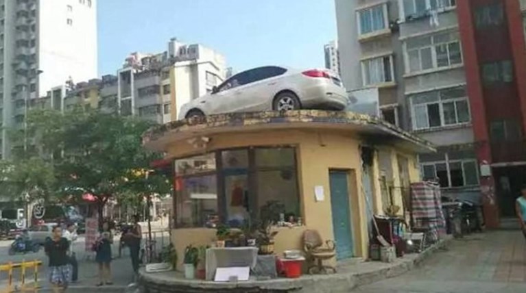 Πώς βρέθηκε αυτό το αυτοκίνητο εκεί πάνω; Διαβάστε το γιατί!