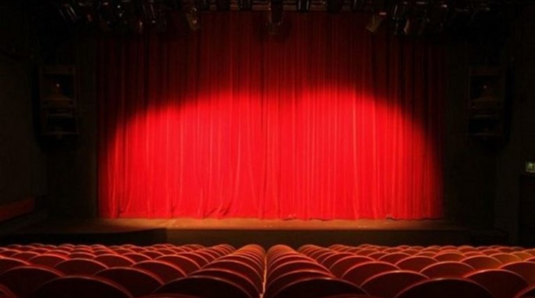 Γνωστός Έλληνας ηθοποιός δουλεύει σε πανσιόν στην Εύβοια!