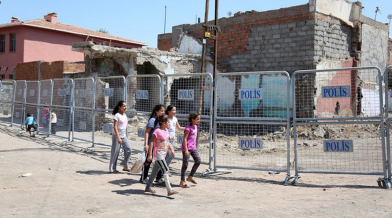 Στην «λάτρα» επέστρεψαν αναγκαστικά 1 εκατ. γυναίκες