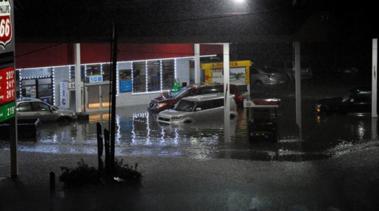 Ο Χάρβεϊ απειλεί με «καταστροφικές» πλημμύρες-Δύο νεκροί