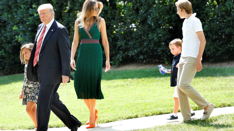 Μελάνια Τραμπ: Σε στρατιωτική βάση με ... ψηλοτάκουνες πορτοκαλί γόβες