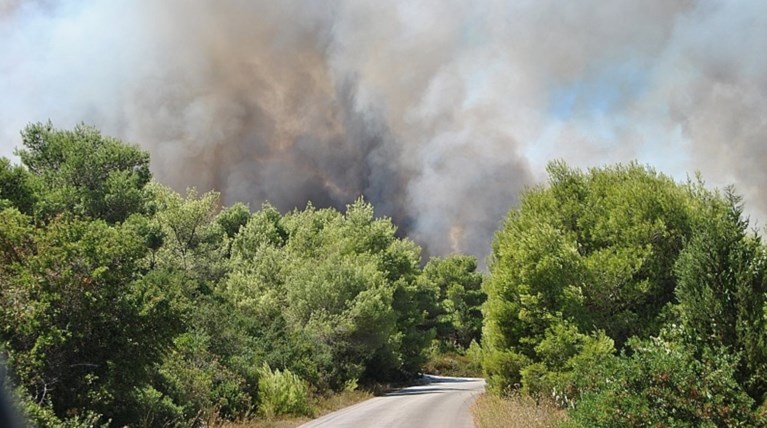 Επικίνδυνη πυρκαγιά ανάμεσα σε Θολό και Σορωνή στη Ρόδο