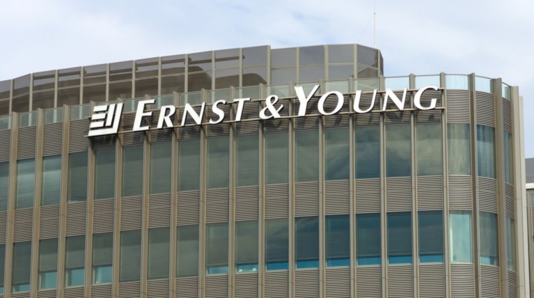 Εrnst & Υoung: Ουραγός στις ξένες επενδύσεις η Ελλάδα