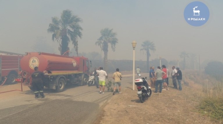 Φωτιά κοντά σε κατοικημένη περιοχή ξέσπασε στη Ρόδο