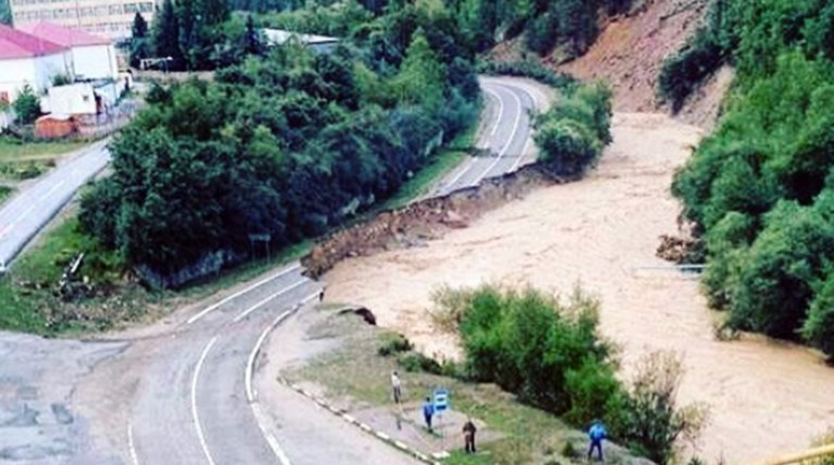 Παγιδευμένοι εκατοντάδες τουρίστες από κατολίσθηση στη Ρωσία