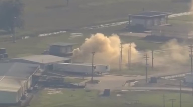 Eικόνες από τα φλεγόμενα κιβώτια με το υπεροξείδιο στο Τέξας (Βίντεο)