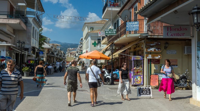 Καταστηματάρχης περιέλουσε ελεγκτές της ΑΑΔΕ με κρέμα κρέπας