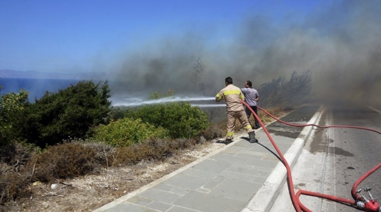 Ξέσπασε φωτιά στο Αγκίστρι, καίει πευκοδάσος