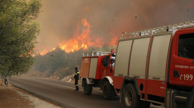 Φωτιά κοντά σε σπίτια στην Κέρκυρα, υπό έλεγχο στη Νάξο