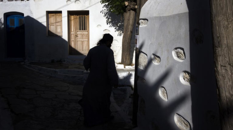 Καλούν τον παπά από την Κρήτη με το χασίς να απολογηθεί