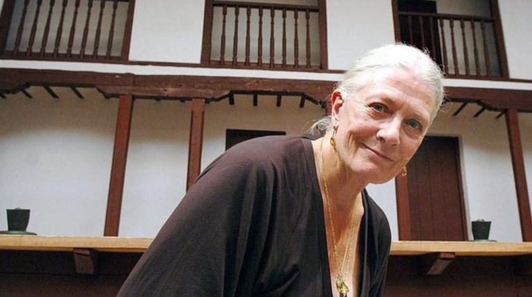 Η Β. Ρεντγκρέιβ στην Αθήνα για το ντοκιμαντέρ της για τους πρόσφυγες