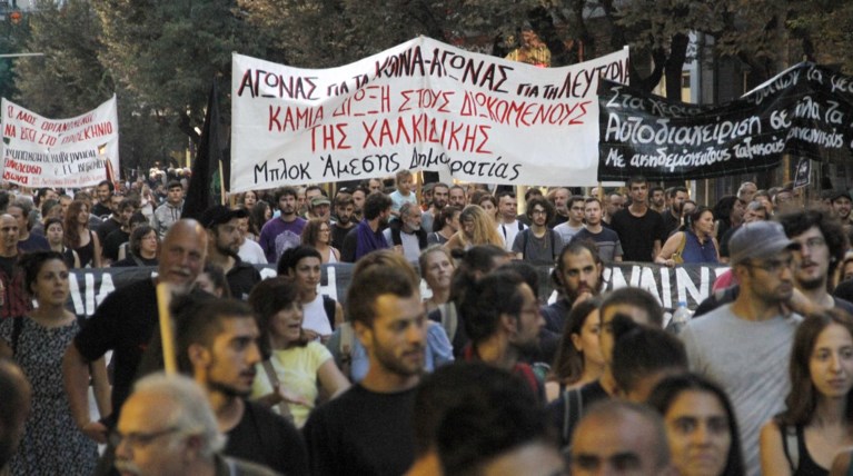 Πορείες στη Θεσσαλονίκη, ένταση στη νότια πύλη της ΔΕΘ