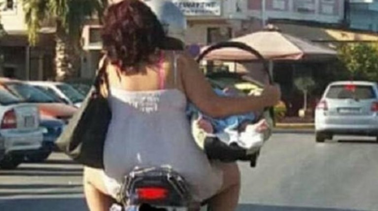 Σαλος με τη φωτογραφία νεογέννητου πάνω σε μηχανάκι στη Μυτιλήνη