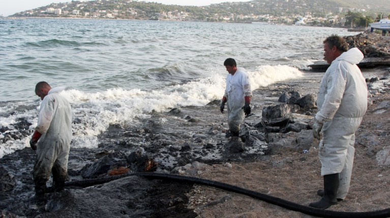 Στην Πειραϊκή φτάνουν μεγάλα κομμάτια της πετρελαιοκηλίδας