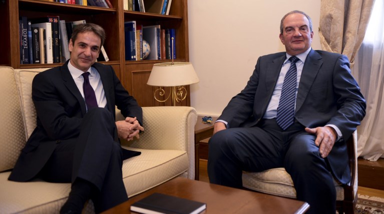 Ξαφνική συνάντηση Μητσοτάκη - Καραμανλή στη Βουλή