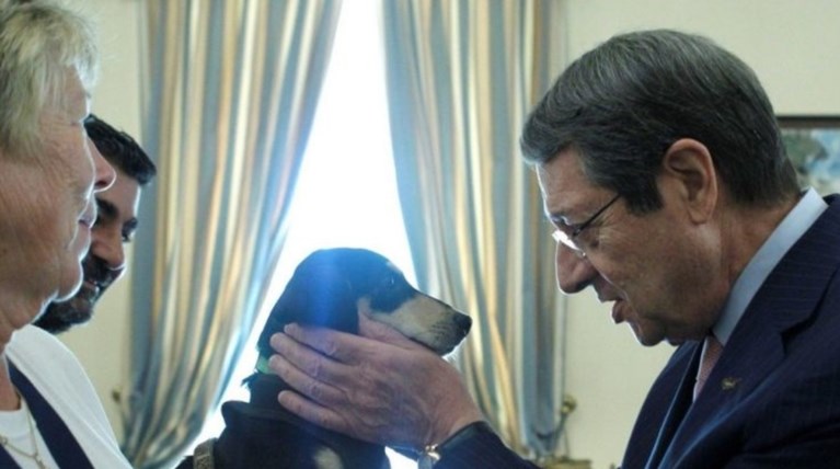 Αδέσποτο κουταβάκι υιοθέτησε ο πρόεδρος της Κύπρου