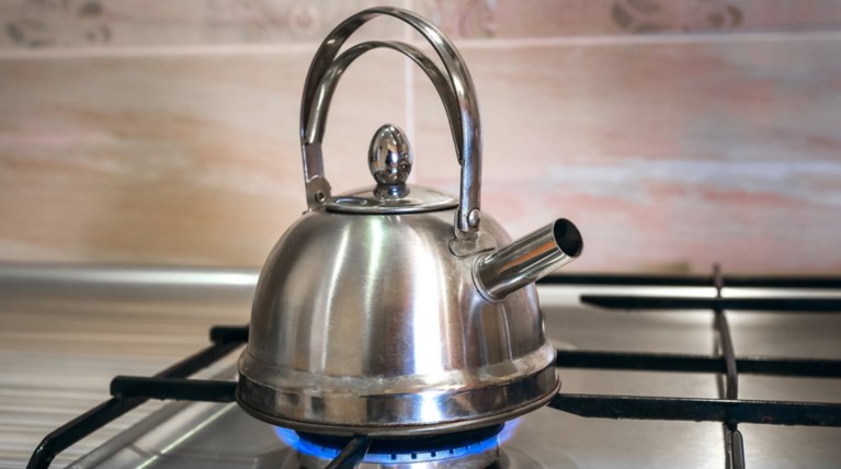 # The kettle’s on: Οι Βρετανοί ανοίγουν στα σπίτια τους