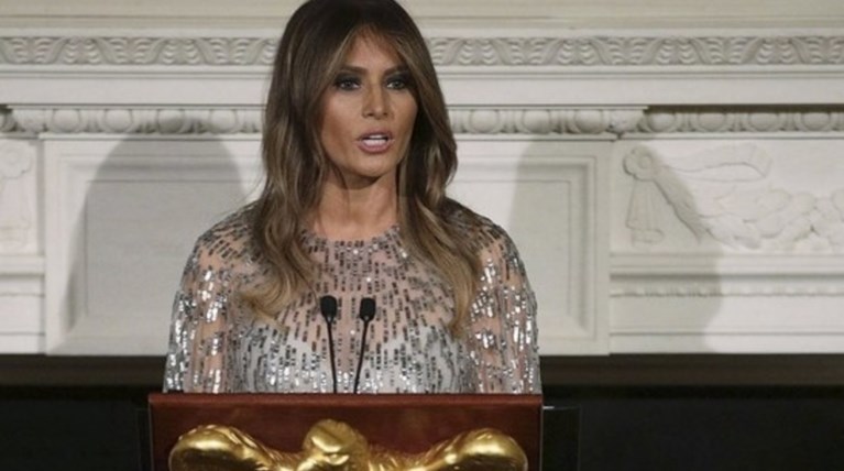 Με φόρεμα 8 χιλ. δολαρίων η Μελάνια. Αστραφτερή στη νέα της εμφάνιση