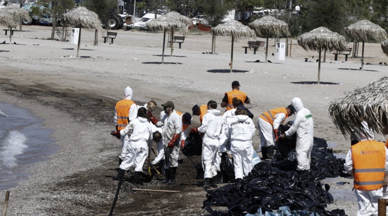 Ποιος θα πληρώσει τη ζημιά για το μαζούτ που έπνιξε τις ακτές