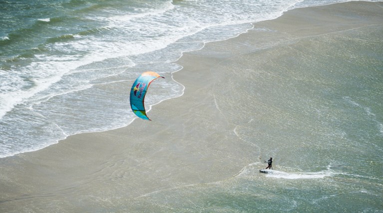 Εντυπωσιακές εικόνες από διαγωνισμό kitesurf στη Βραζιλία