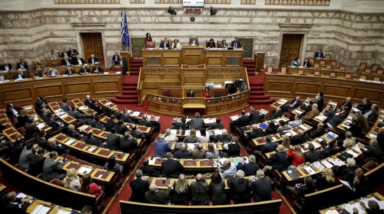 Βουλευτής κολύμπησε στη Βούλα και λέει ότι δεν είδε κηλίδα!