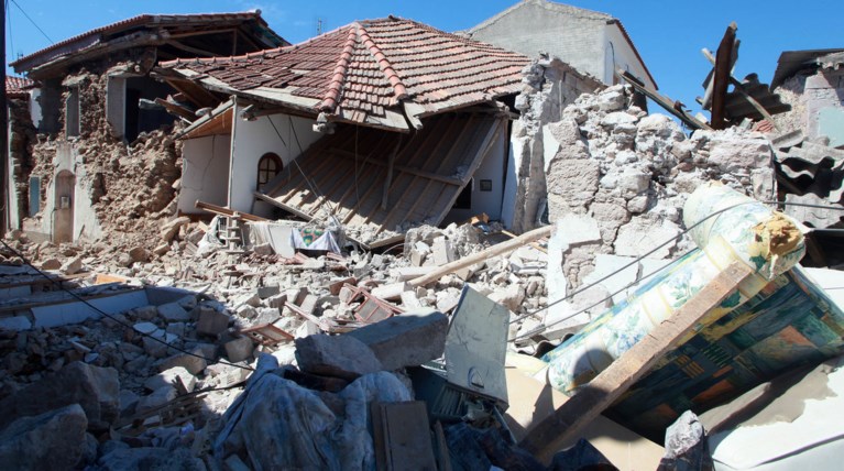 Έκτακτη ενίσχυση 43 εκατ. ευρώ στη Λέσβο για τους σεισμοπαθείς