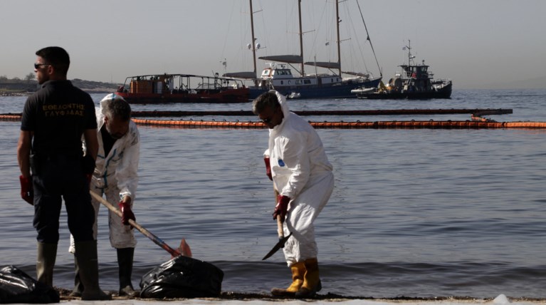 Βραδυφλεγής οικολογική βόμβα το μαζούτ στο βυθό του Σαρωνικού