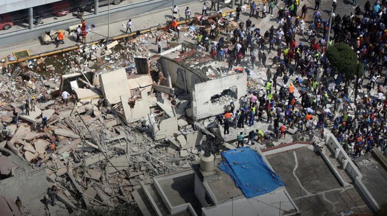 Εκατοντάδες νεκροί , οι 21 μαθητές, από τα φονικά 7,1 Ρίχτερ στο Μεξικό