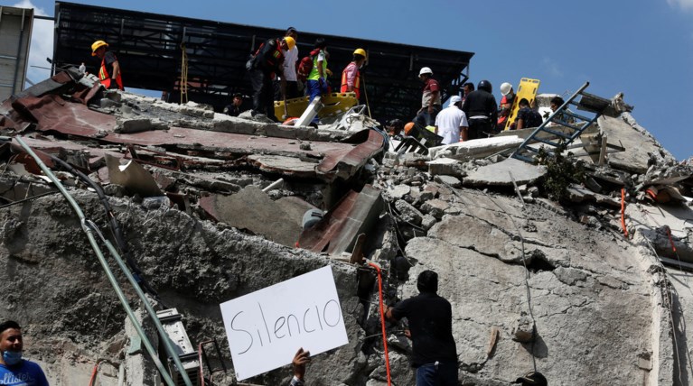 Ερείπια δεκάδες κτίρια στο Μεξικό, εκατοντάδες παγιδευμένοι