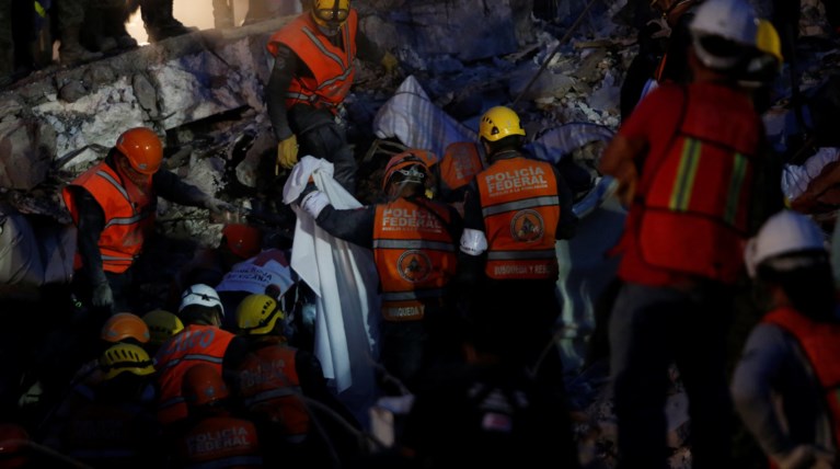 Μεξικό: Μάχη για να σωθεί κοριτσάκι παγιδευμένο στα  ερείπια του σχολείου