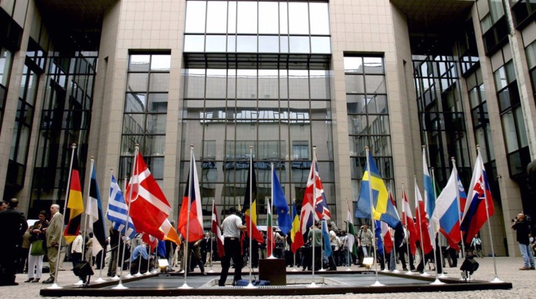 «Άδειασμα» και από Κομισιόν: Σε τρεις ώρες στάλθηκε πλοίο για βοήθεια