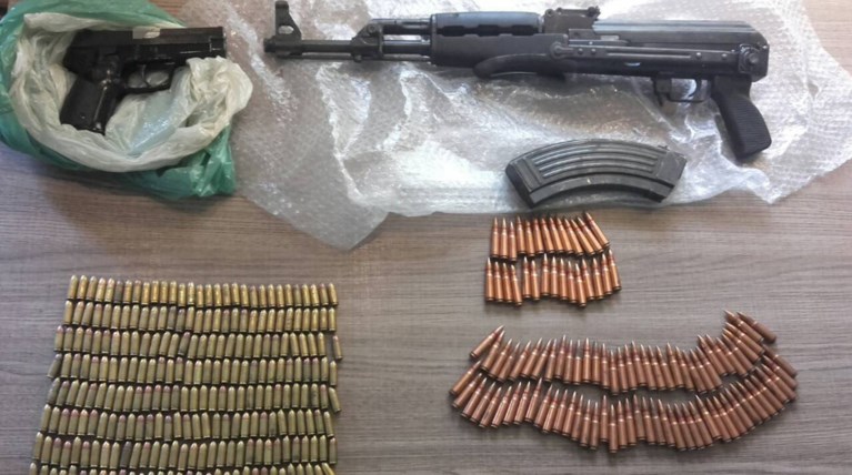 Οπλοστάσιο και σύνεργα για κλοπές σε αυτοκίνητο τριών Ελλήνων