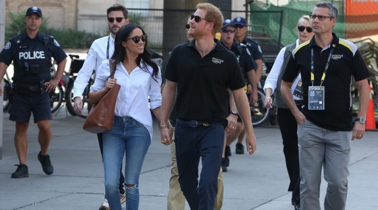 Πώς ο Χάρι και η κοπέλα του «έσπασαν το πρωτόκολλο» με το καλημέρα σας