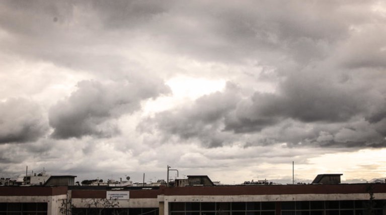 Φθινοπωρινή Κυριακή με συννεφιά, βροχές και καταιγίδες