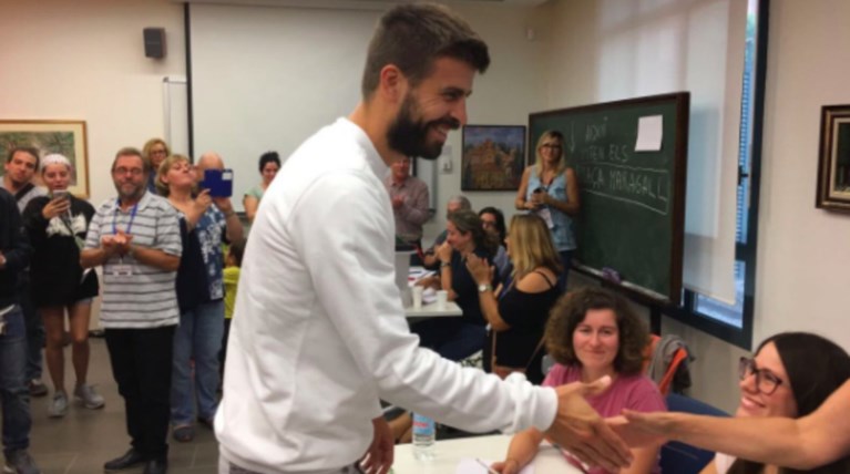 Ψήφισε σε εκλογικό κέντρο της Καταλονίας και ο Πικέ