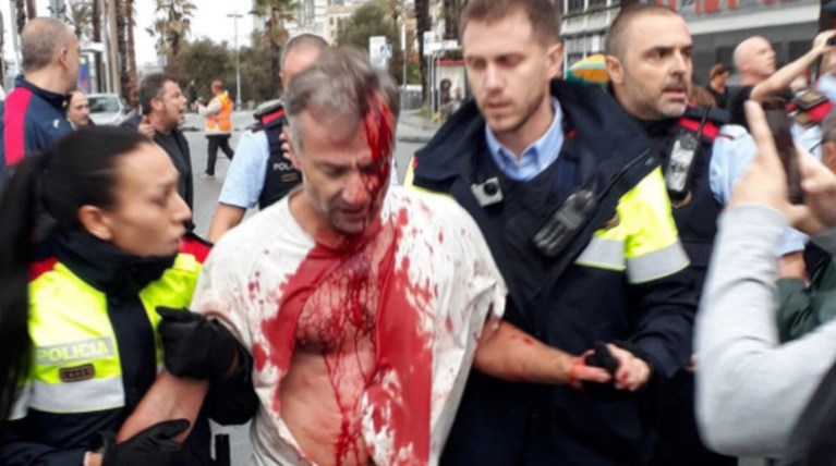 Έντονες αντιδράσεις για τη βία έξω από τα εκλογικά τμήματα της Καταλονίας