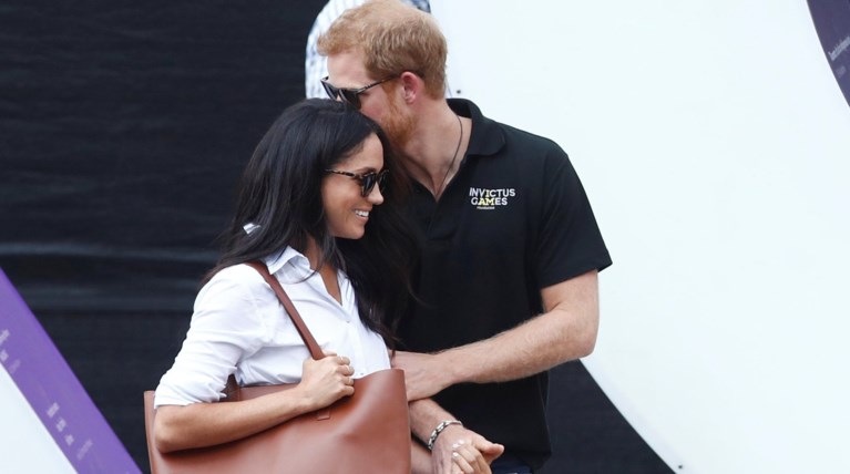 Το τρυφερό «κρυφό» φιλί του πρίγκιπα Χάρι στη Μέγκαν Μαρκλ