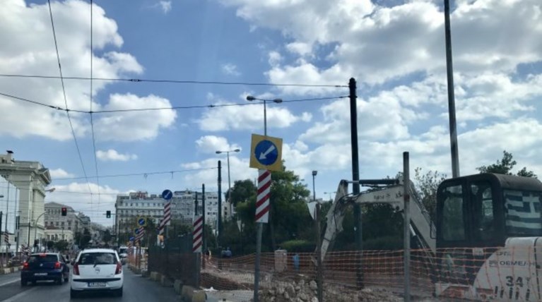 Εργάτης καταπλακώθηκε από μεγάλες πέτρες στα έργα του τραμ στον Πειραιά