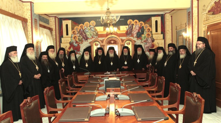 Η Ιερά Σύνοδος ρίχνει το γάντι: Να αποφασίσει ο λαός για τον διαχωρισμό